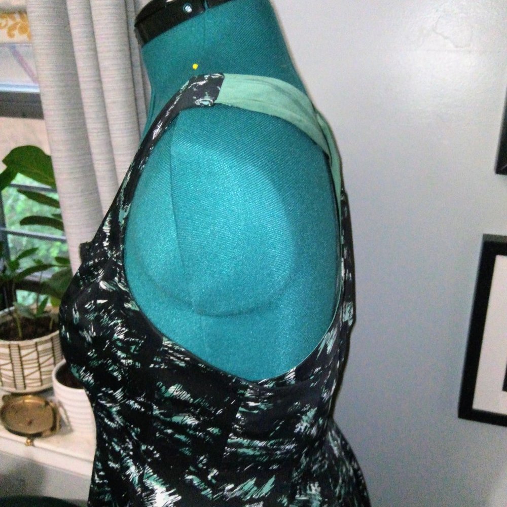 NWOT BCBGeneration Abstract Print Zip Front Dress Sz 10 - Picture 4 of 16